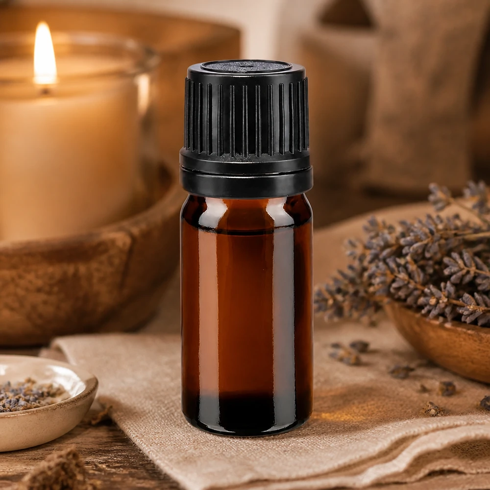 Kompakte Apothekerflasche 5ml UV-Schutzglas mit schwarzem OV-Deckel vor Lavendeldeko