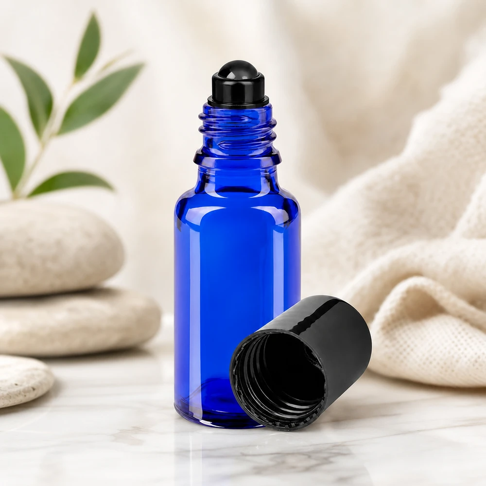 Kompakte 20ml Roll-On Glasflasche in Kobaltblau mit abnehmbarem schwarzen Schraubverschluss