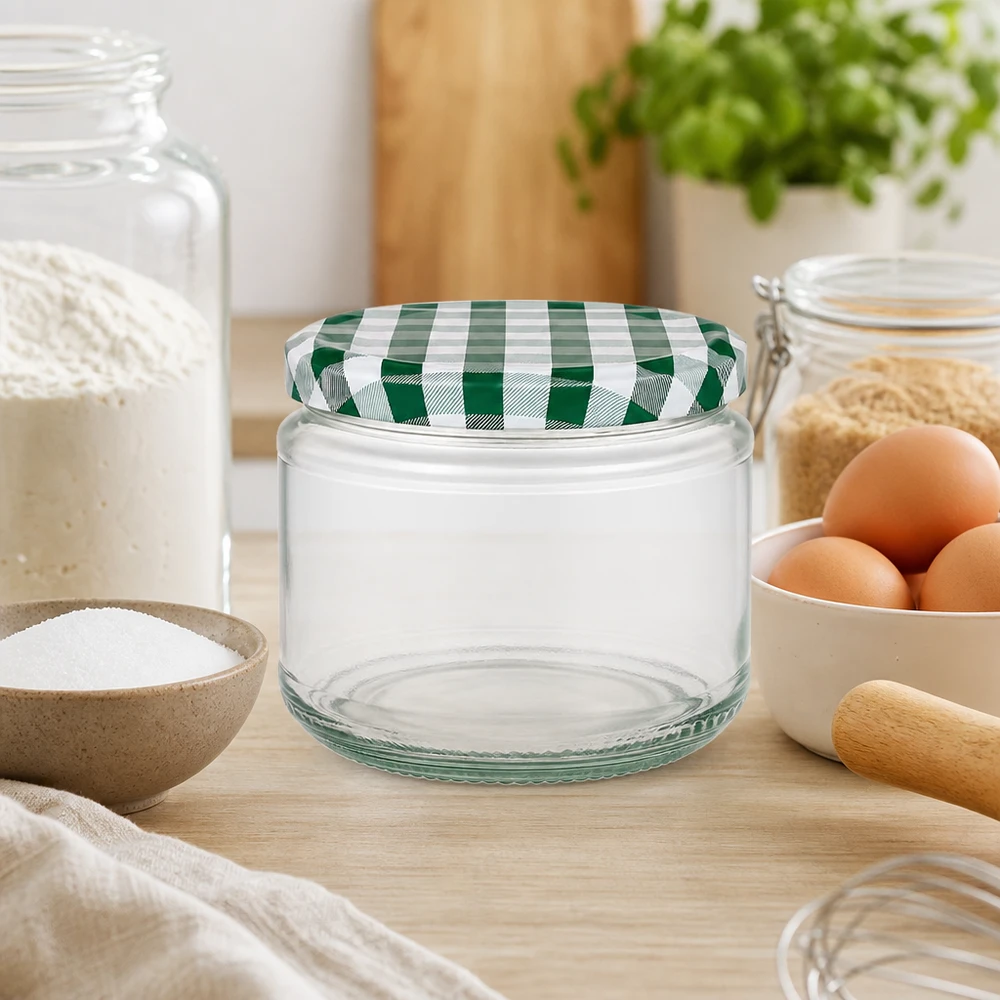 330ml Rundglas + BasicSeal Deckel grün/weiß UNiTWIST 330ml Rundglas leer in gemütlicher Küchenumgebung mit Backzutaten, grün-weißer BasicSeal Deckel für Vorratshaltung