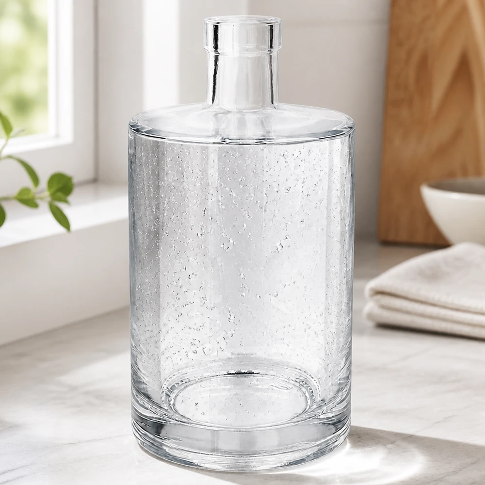 Elegante 700ml Glasflasche Marie mit Luftblasen-Optik in modernem Küchenambiente für Getränke und Aufbewahrung