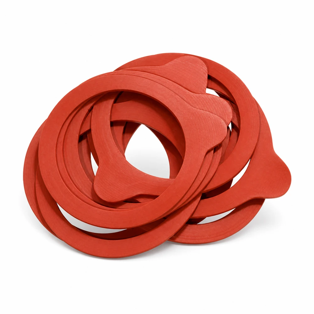 Stapel roter RR100 Einkochringe aus Naturgummi vor weißem Hintergrund zeigt Flexibilität und Qualität der Gummiringe