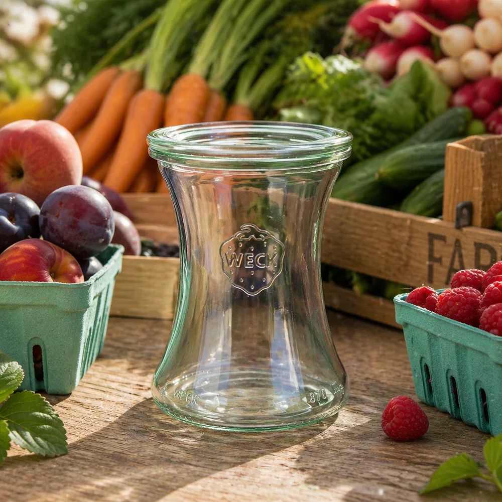 WECK Delikatessenglas 370ml RR80 leer auf Holztisch zwischen frischem Obst und Gemüse zeigt natürliche Verwendung