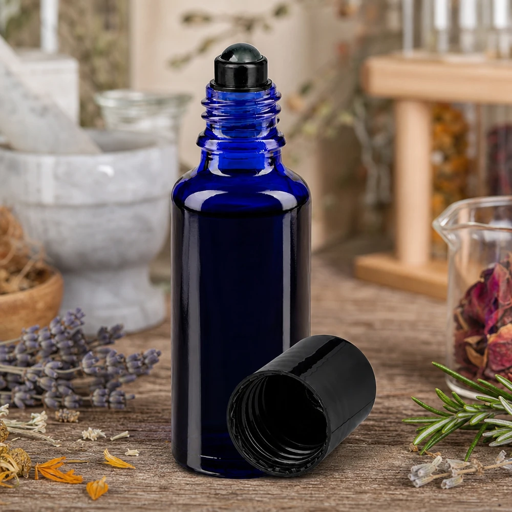 Apothekenflasche blau 30ml Roll-On Verschluss schwarz 30ml blaue Roll-On Glasflasche mit Stahlkugel und schwarzem Deckel auf Holzuntergrund