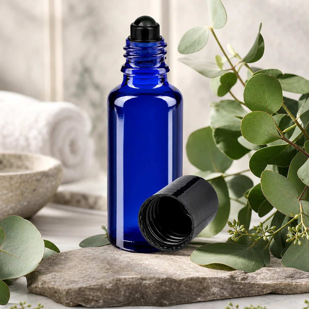 30ml blaue Roll-On Flasche aus Apothekerglas mit geöffnetem Deckel in natürlicher Spa-Umgebung