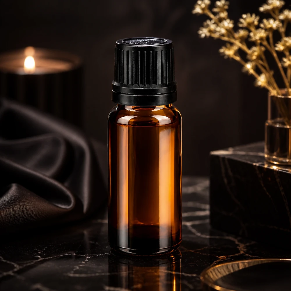10ml ApoGlas Braunglasflasche mit schwarzem Originalitätsverschluss im eleganten Kerzen-Ambiente