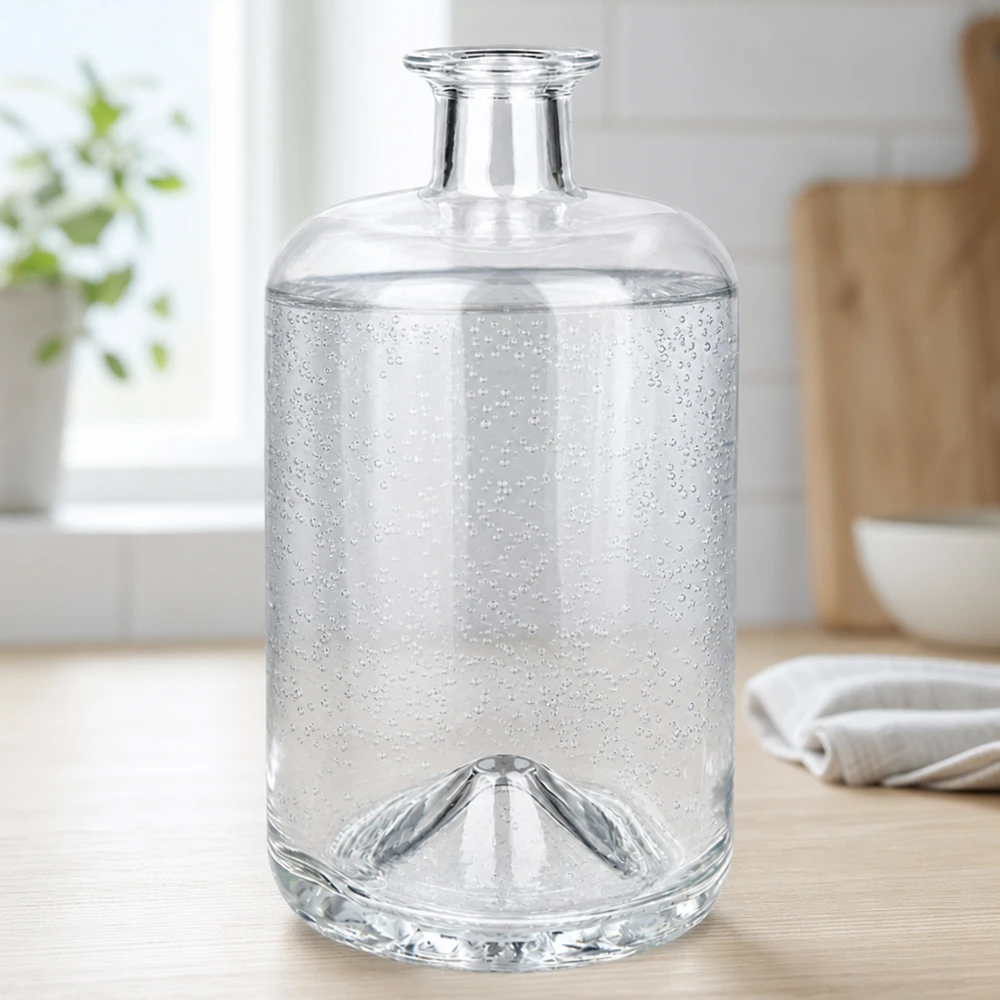 700ml Glasflasche Sofia mit Sprudelwasser gefüllt zeigt Kohlensäurebläschen in heller Küchenumgebung