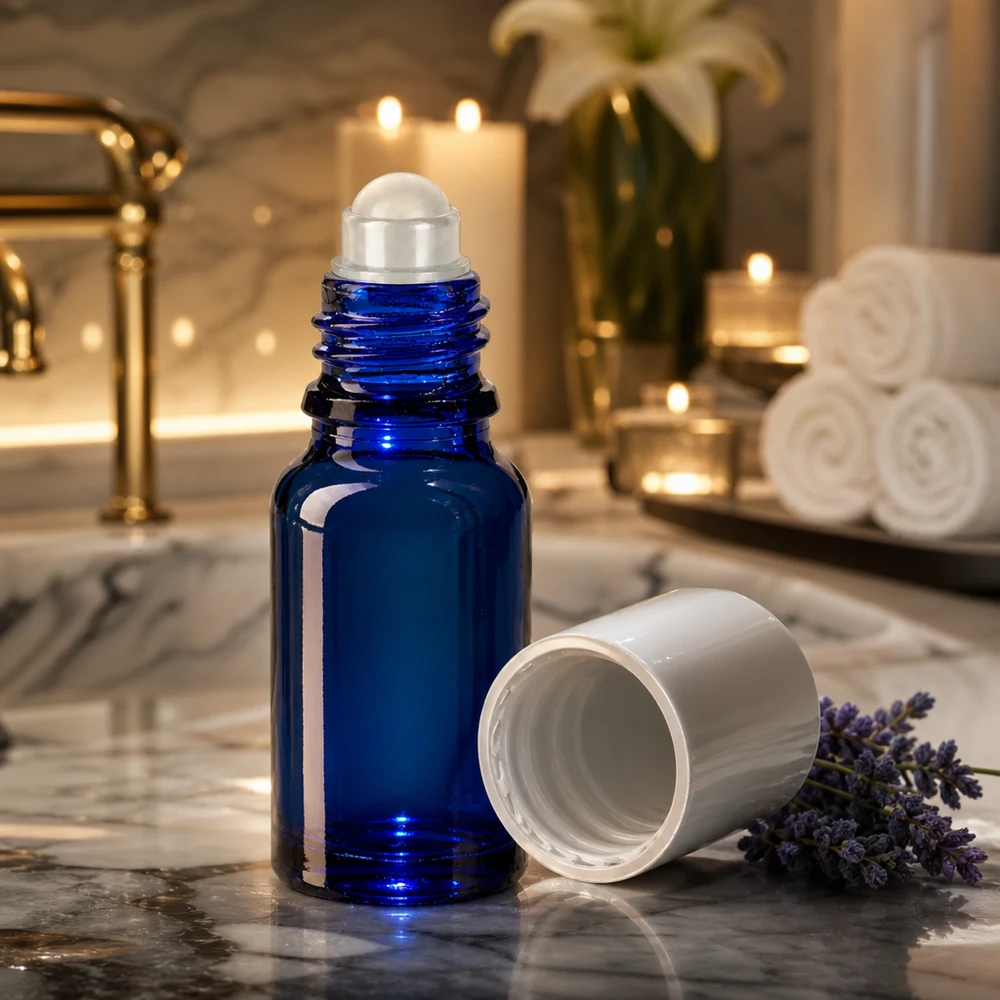 Geöffnete blaue 10ml Apothekerglas Roll-On Flasche mit weißem Deckel in elegantem Badezimmer