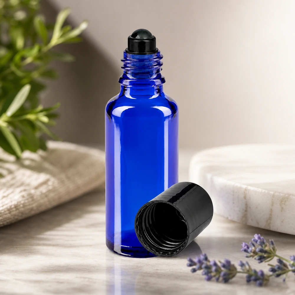 30ml blaue ApoGlas Roll-On Flasche mit Rollkugelapplikator auf Marmor mit Naturkräutern