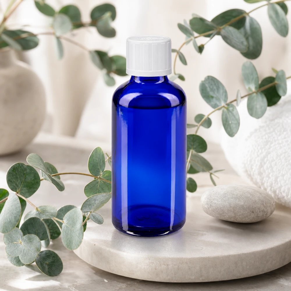 Apothekenflasche blau 50ml Schraubverschluss weiß Kindersicherung Standard Blaue 50ml Glasflasche mit kindersicherem Schraubverschluss weiß in Spa-Umgebung