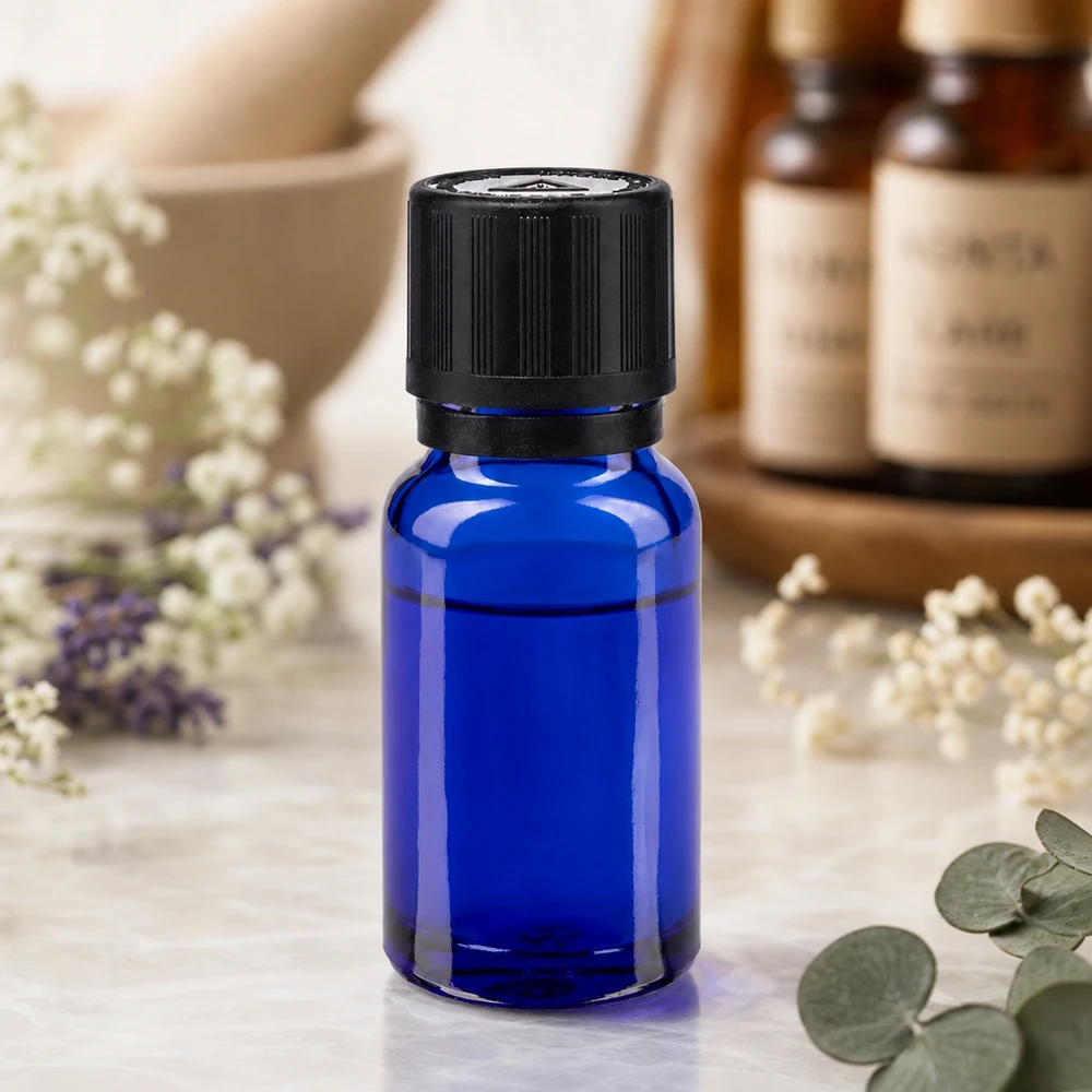 Blaue Glasflasche mit 1mm Tropfeinsatz und kindersicherem Verschluss zwischen Heilkräutern und Blüten