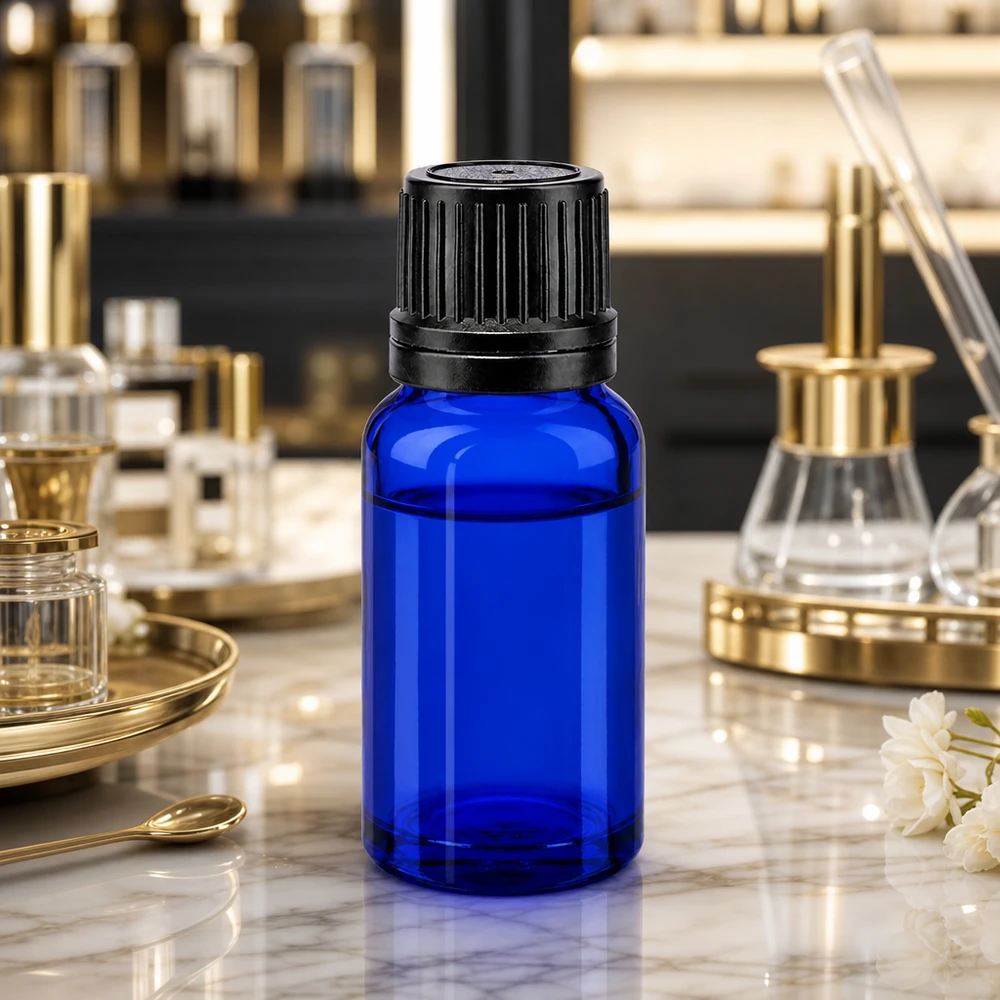 Kobaltblaue Glasflasche 10ml mit gerilltem OV-Deckel in luxuriöser Parfümerie-Umgebung