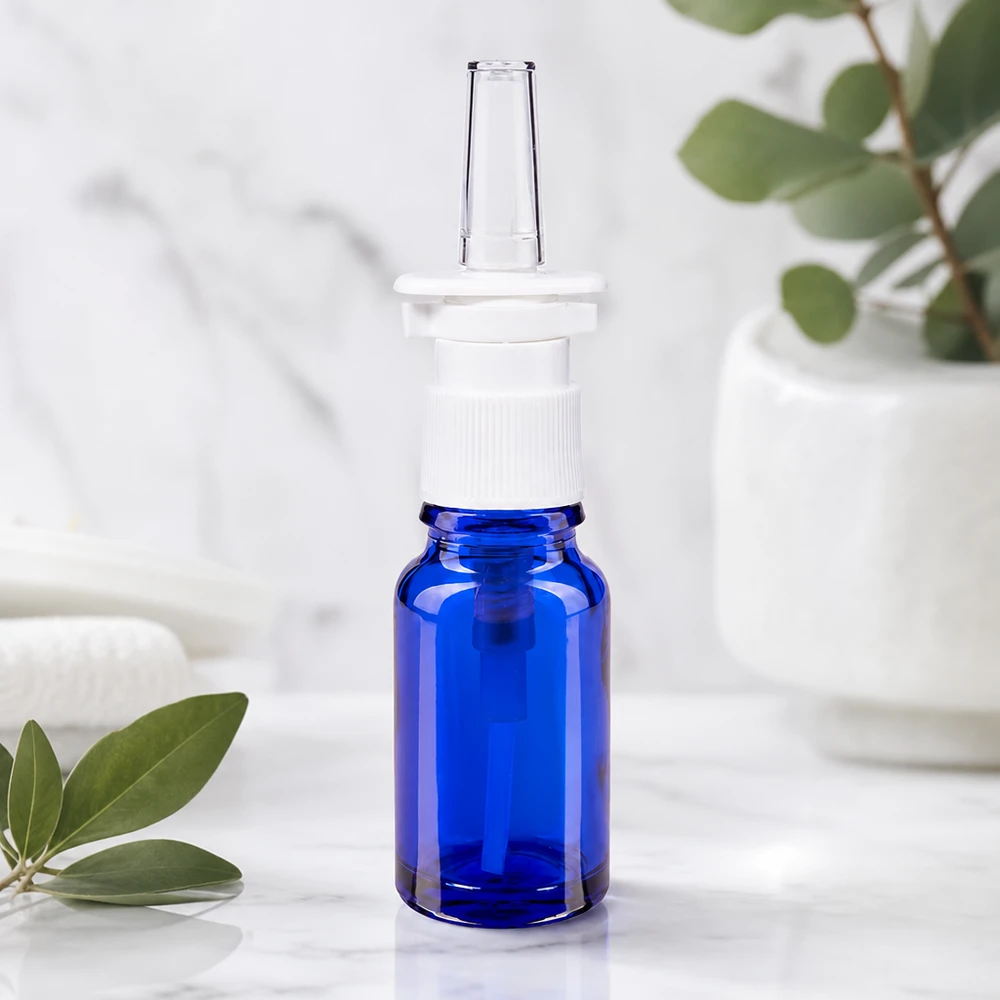 Medizinische Nasensprayflasche 10ml mit STD-Nasenspray-Fitting auf Marmor-Untergrund