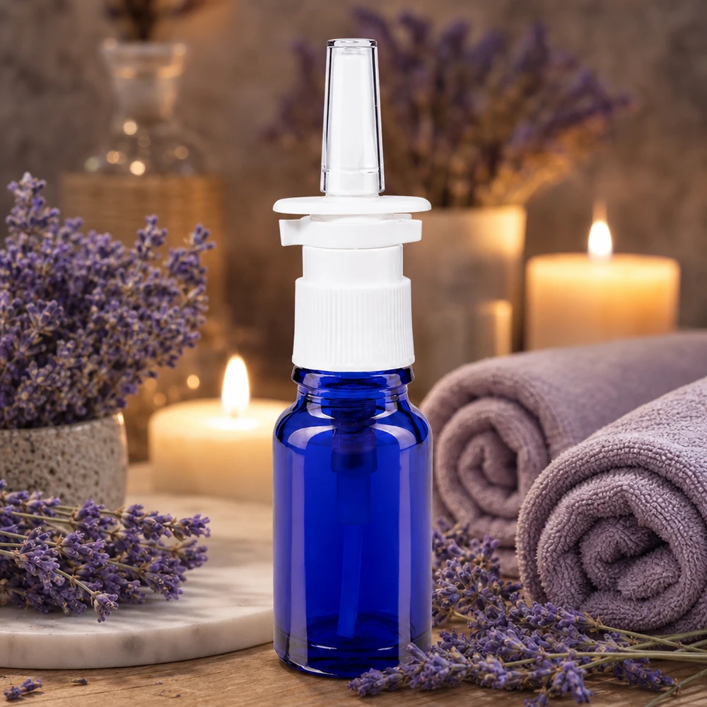 10ml Apothekenglasflasche in Blau mit Nasenspray-Aufsatz umgeben von lila Lavendelblüten