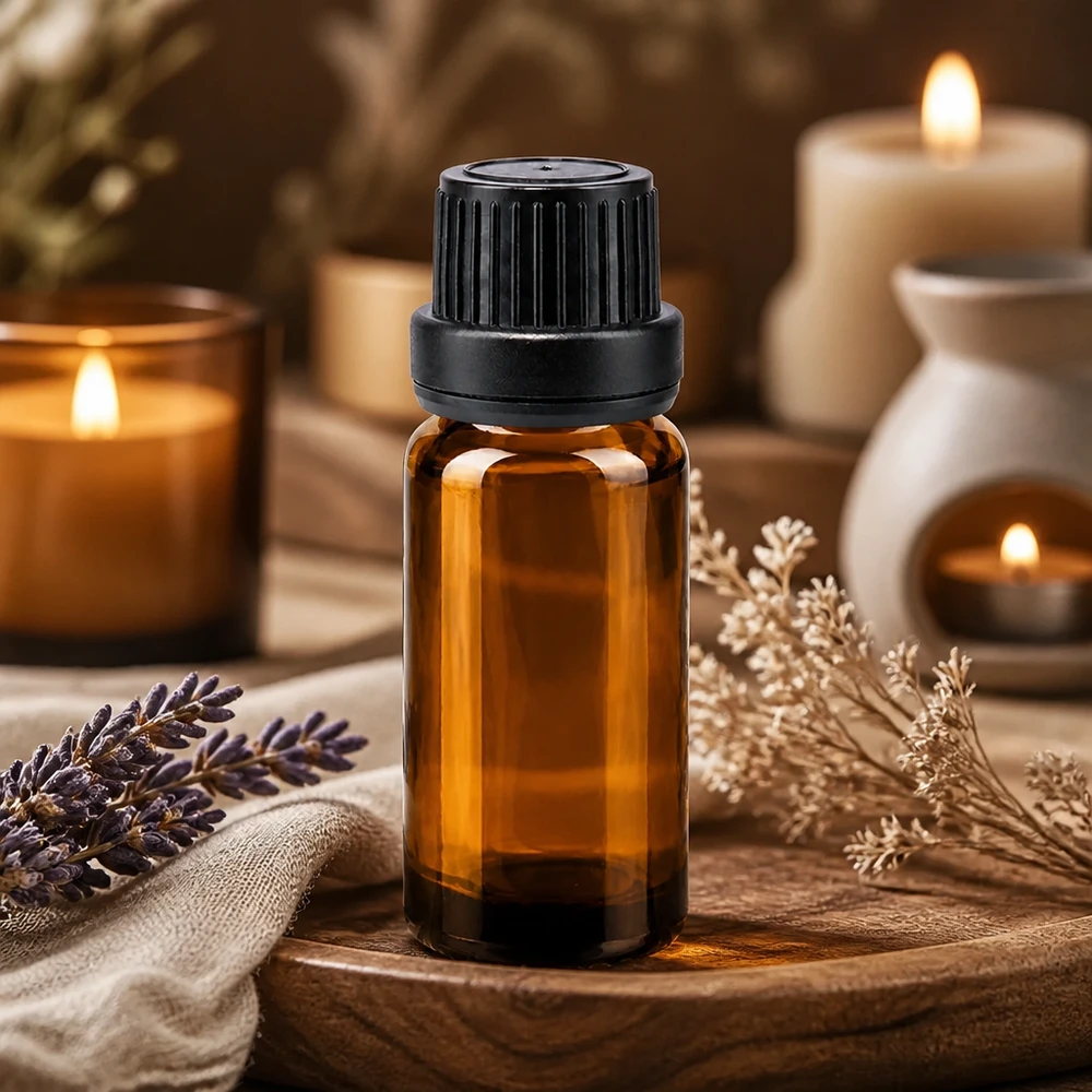 Braune Apothekerflasche 10ml aus UV-Schutzglas mit 2mm Tropfeinsatz auf Holzunterlage