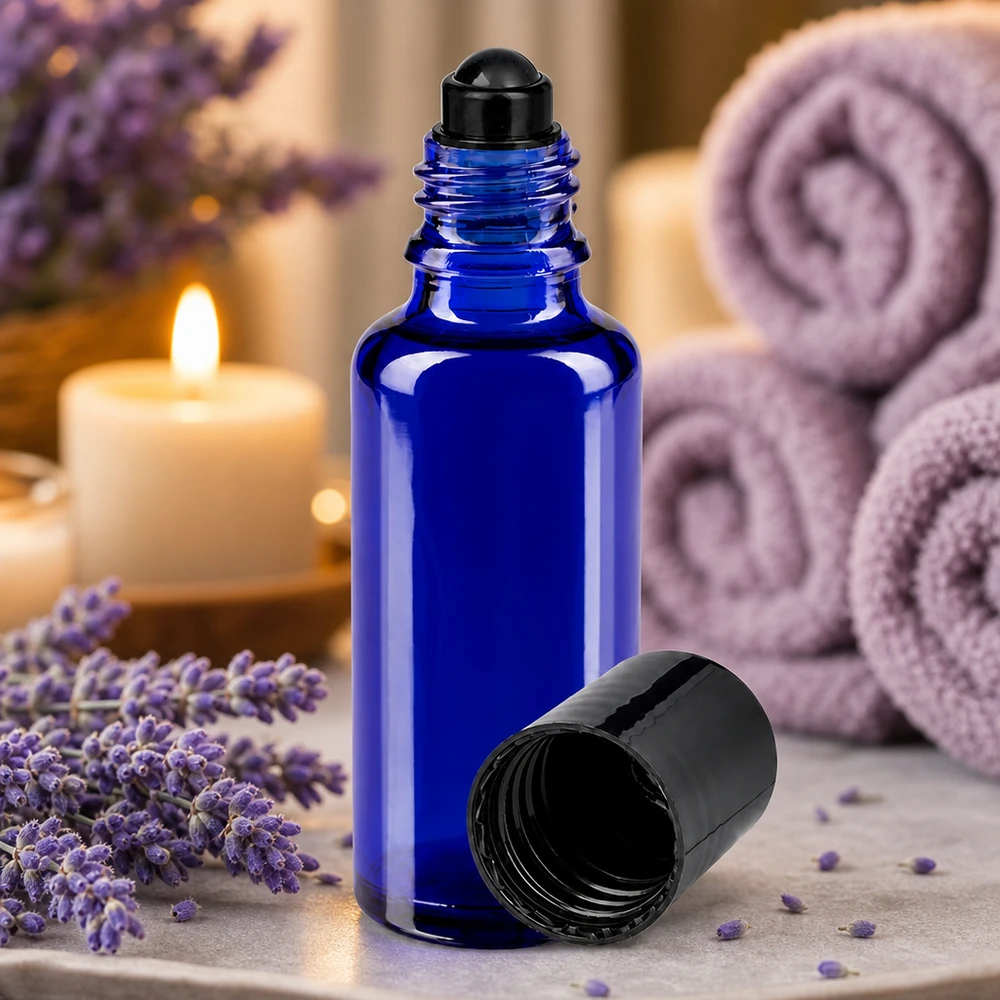 30ml blaue STD Roll-On Flasche mit schwarzem Verschluss in entspannender Spa-Atmosphäre