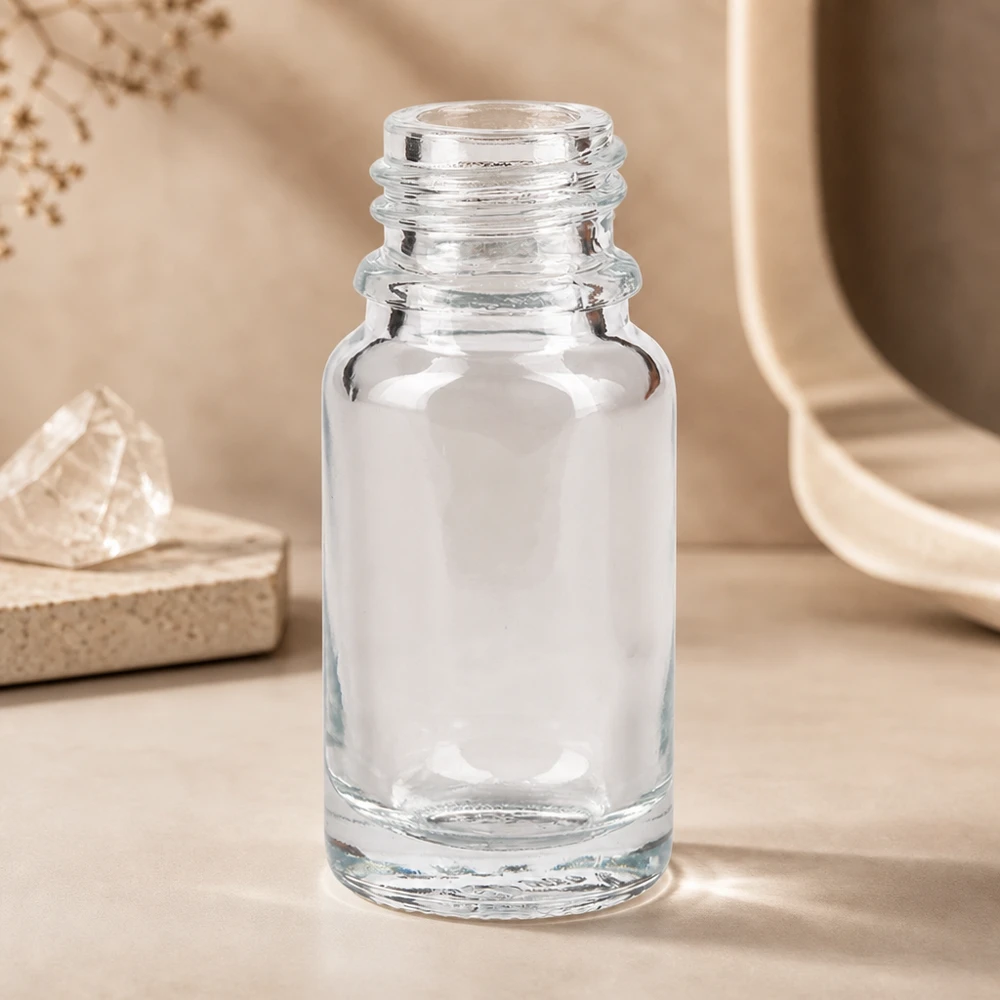 10ml Apothekenflasche ClearLine UT18/10 UNiTWIST Offene 10ml Apothekenflasche ClearLine mit sichtbarem Innenraum auf hellem Natursteinhintergrund