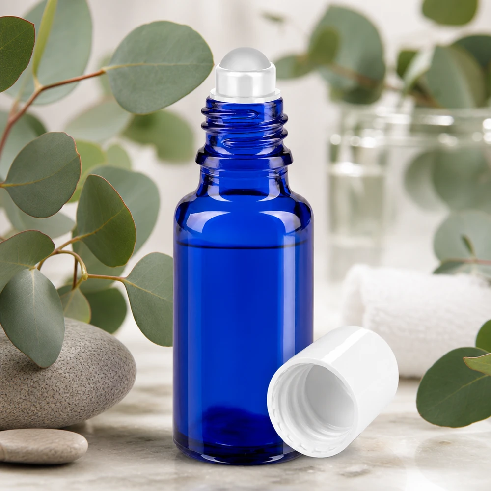 Apothekenflasche blau 20ml Roll-On Verschluss weiß Geöffnete kobaltblaue Glasflasche 20ml mit transparenter Rollkugel und weißem Schraubdeckel
