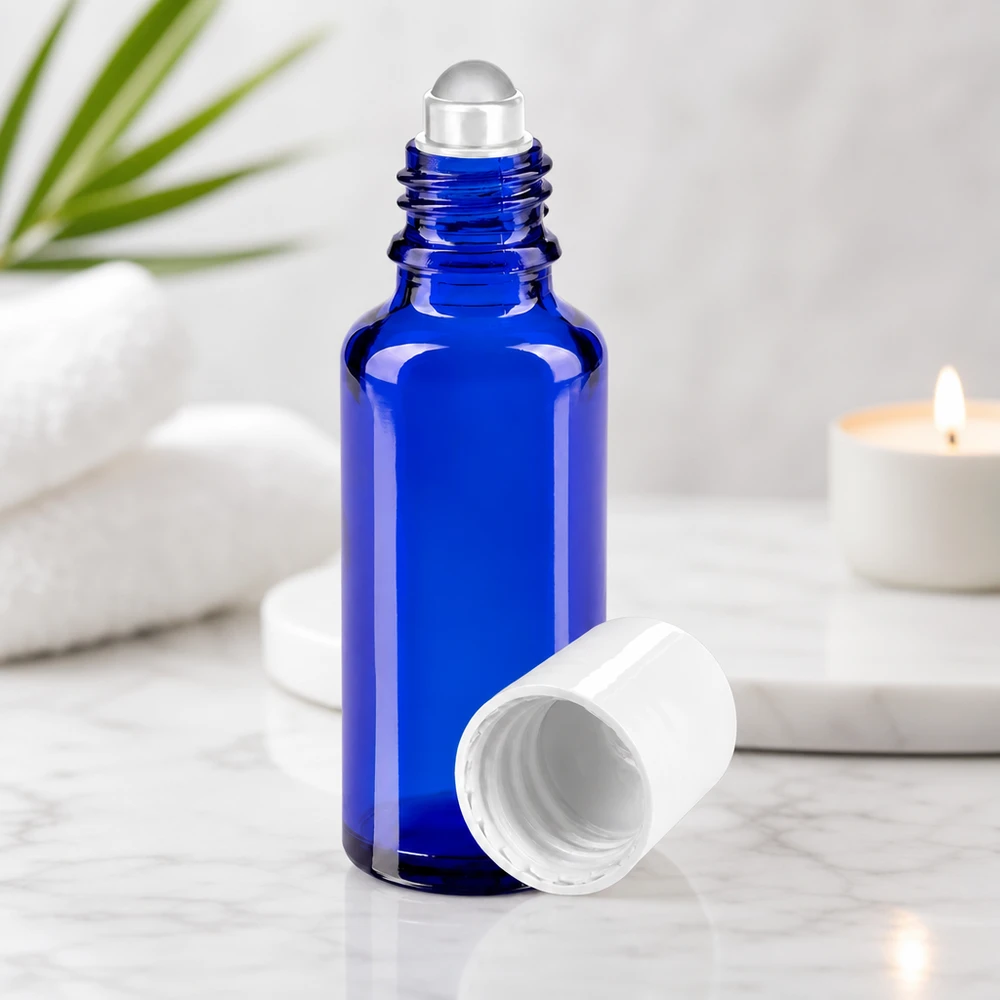 Kobaltblaues Apothekerglas 30ml mit Kugelroller zur präzisen Auftragung von Pflegeessenzen