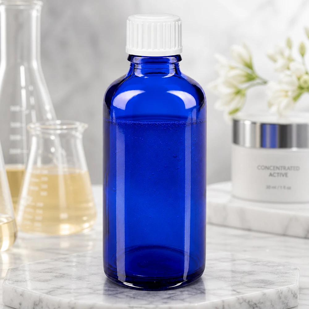 Apothekenflasche blau 50ml Schraubverschluss weiß Standard Blaue Apothekerflasche 50ml UV-Schutzglas mit kindersicherem Weißverschluss im Labor-Setting