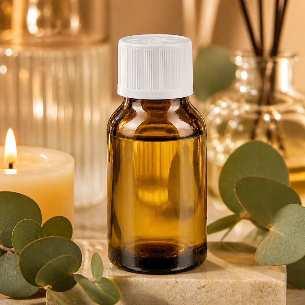 Kleine braune Glasflasche 30ml mit Tropfeinsatz 1,2mm umgeben von Eukalyptuszweigen und Kerzen