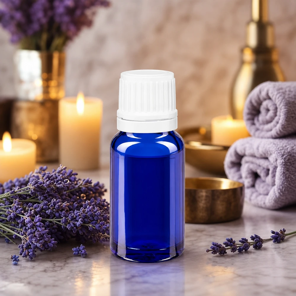 Kleine blaue Tropfflasche aus Apothekerglas mit weißem Kindersicherheitsverschluss