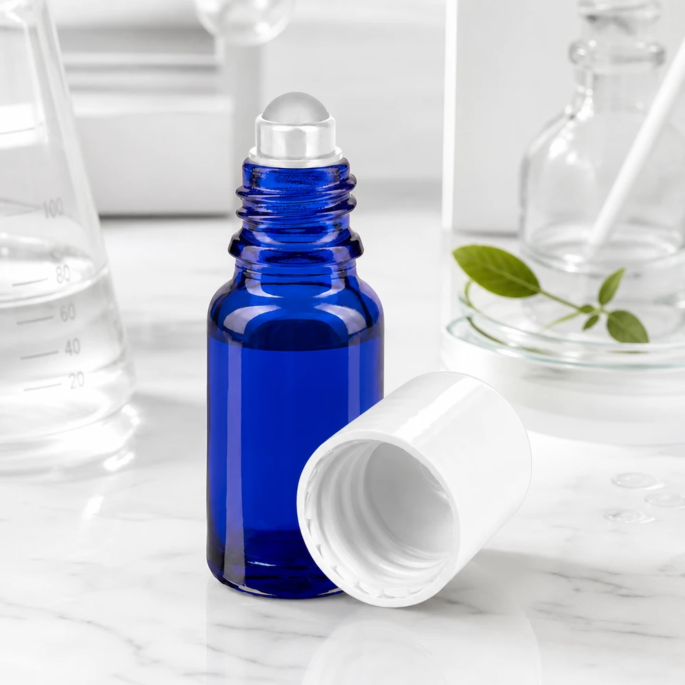Geöffnete blaue Apothekerglasflasche 10ml mit Rollkugel-Applikator neben Laborglasgeräten