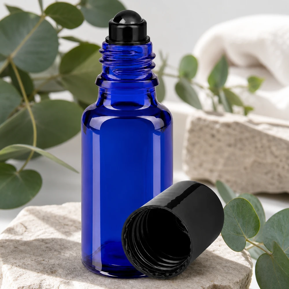 Kobaltblaue Rollerflasche 20ml STD auf Naturstein mit Eukalyptuszweigen