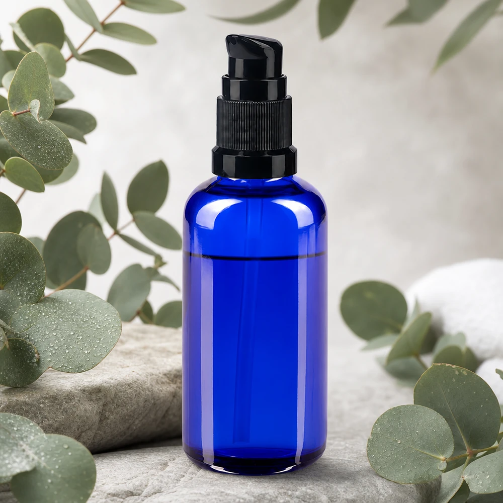 Apothekenflasche blau 50ml PumpVerschluss schwarz Standard 50ml Apothekenglas in Blau mit schwarzer Dosierpumpe umgeben von Eukalyptuszweigen