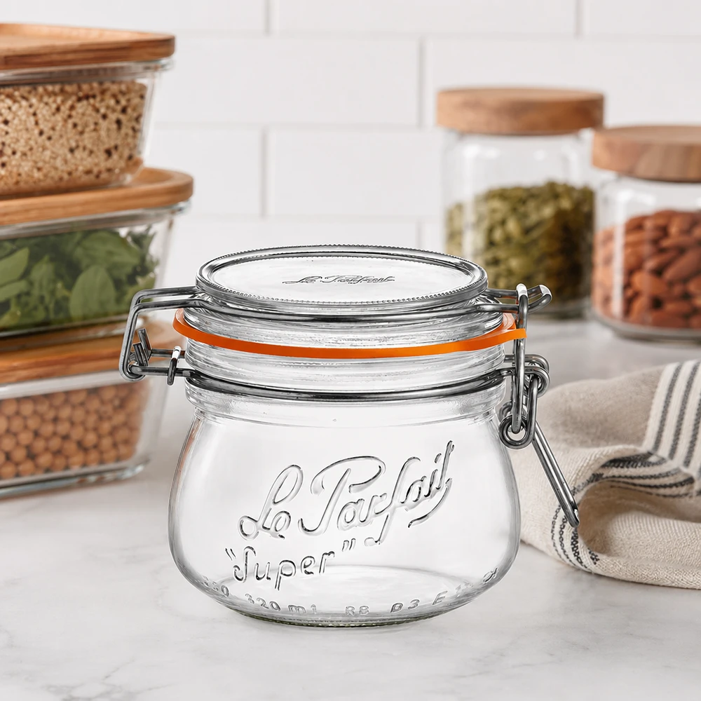 250ml Le Parfait Super Vorratsglas mit Bügelverschluss und Gummiring auf Küchenarbeitsplatte neben anderen Vorratsgläser