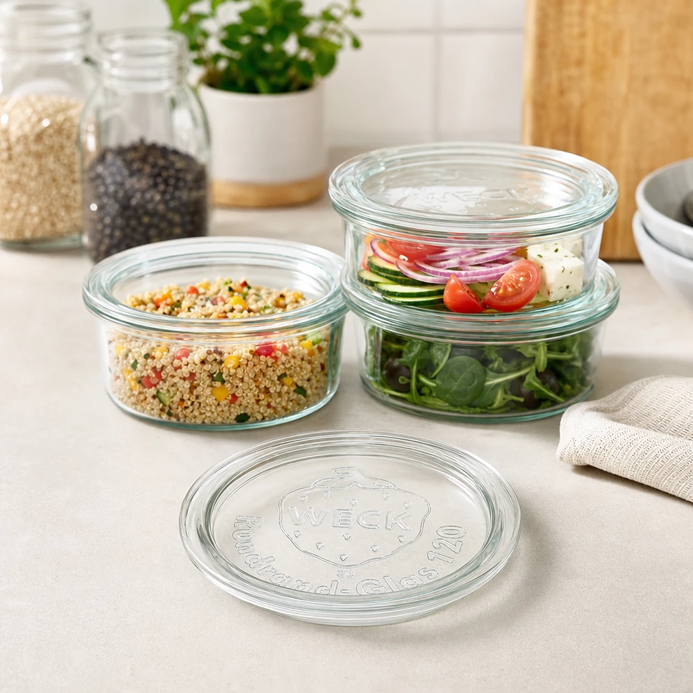 WECK Glasdeckel RR120 in Küchen-Ambiente mit gefüllten Vorratsgläsern für Salat und Meal Prep Organisation