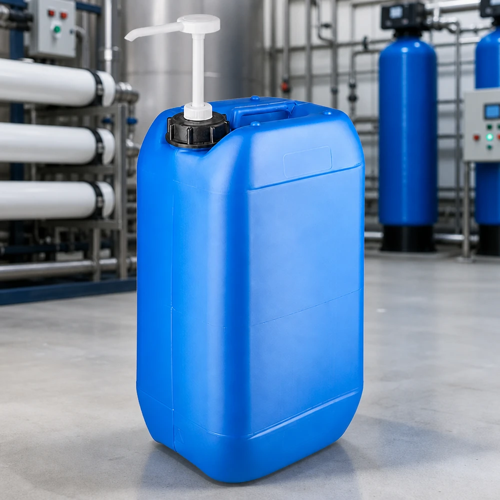 Stapelbarer Industriekanister 15L in Blau mit Pumpaufsatz für chemische Flüssigkeiten