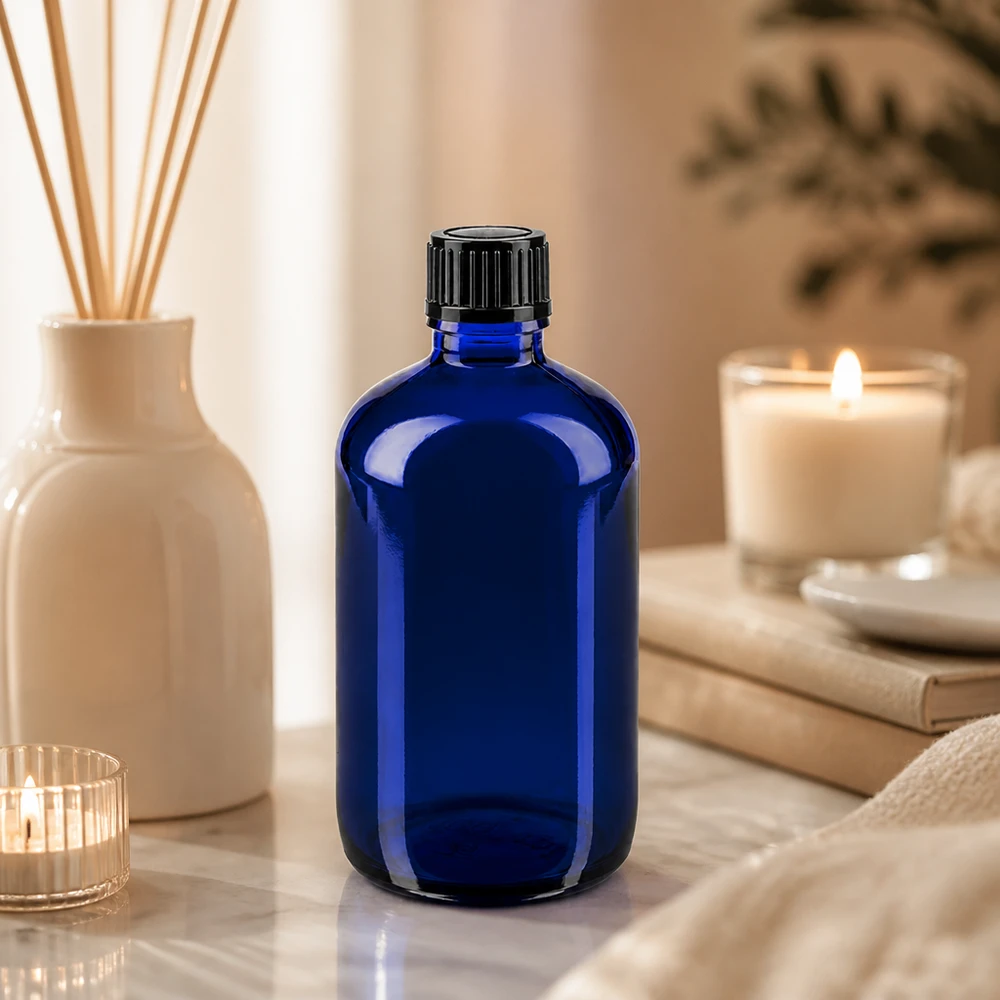 Apothekenflasche blau 100ml Schraubverschluss schwarz Standard 100ml blaue Glasflasche mit schwarzem 11mm Verschluss in entspannter Spa-Atmosphäre