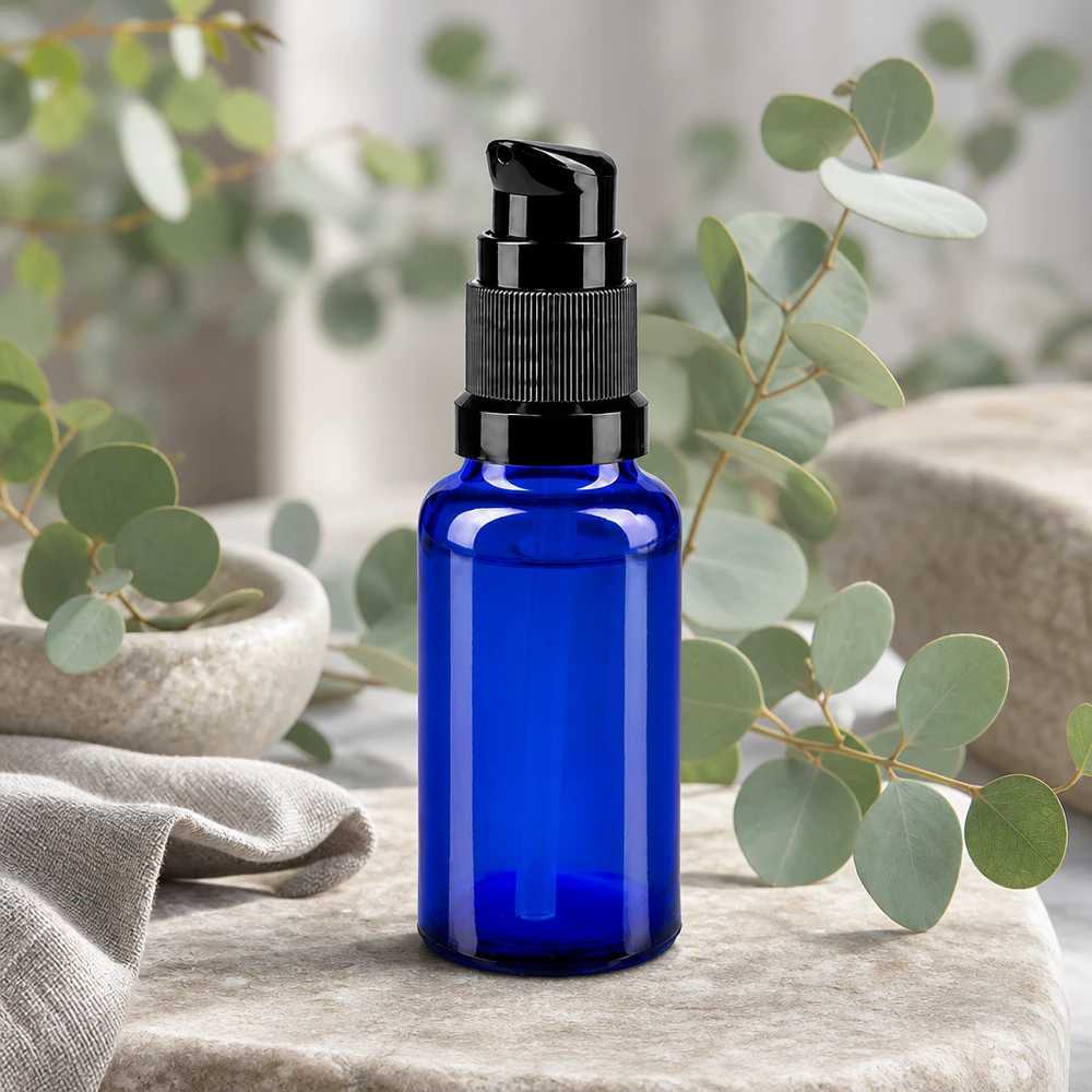 Kobaltblaue Pumpflasche 20ml STD mit gerilltem schwarzem Pumpkopf aus Apothekenglas
