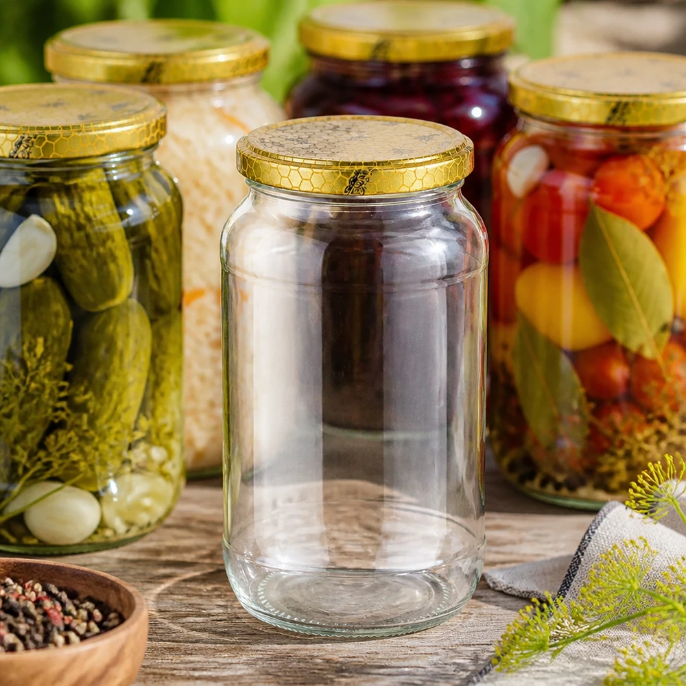1062ml Rundglas leer zwischen gefüllten Einmachgläsern mit Gurken Gemüse goldener Bienenwabe-Deckel Einmachen Konservier