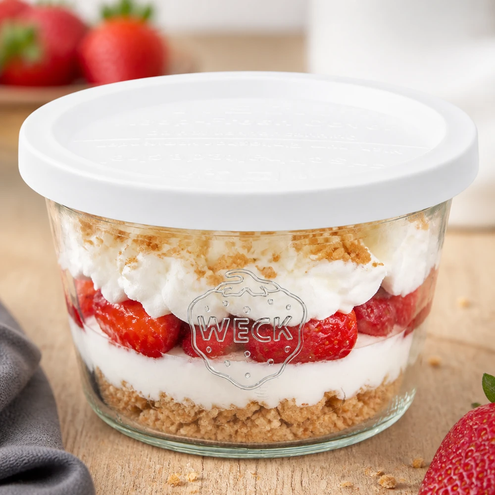 WECK Sturzglas 370ml RR100 mit Erdbeer-Sahne-Dessert und graham cracker Boden als Schichtdessert mit weißem Deckel