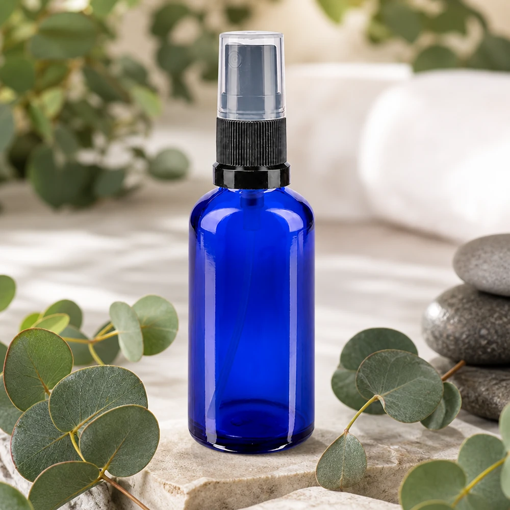 Runde blaue Glasflasche 50ml mit Sprühkopf und transparenter Schutzkappe UV-Schutz