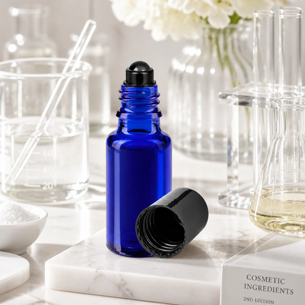 Kobaltblaue 20ml Apothekerglasflasche mit Rollkugel neben Laborglasgeräten