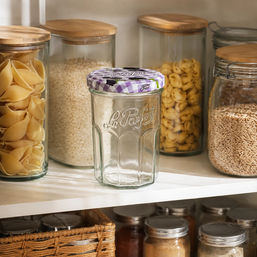 385ml Sturzglas Jam mit Schraubdeckel Le Parfait in Küchenregal zwischen Vorratsgläsern mit Pasta und Getreide