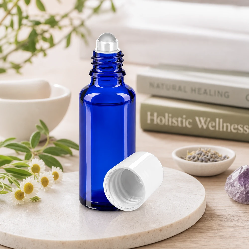Apothekenflasche blau 30ml Roll-On Verschluss weiß Blaue 30ml Apothekerglas Rollflasche geöffnet auf Marmorplatte mit Lavendel und Natursteinen