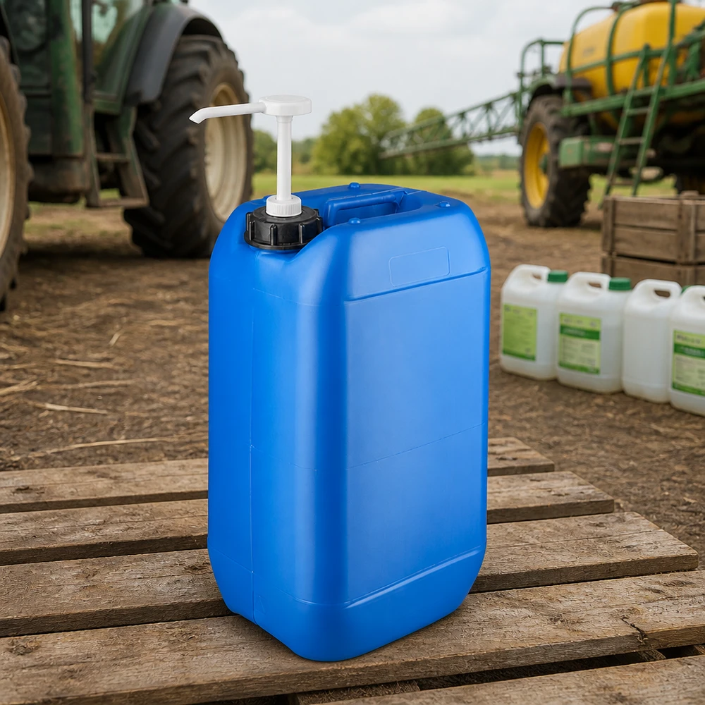 Robuster HDPE Kanister 15L mit weißer Pumpe neben Traktor und Feldspritze auf Bauernhof