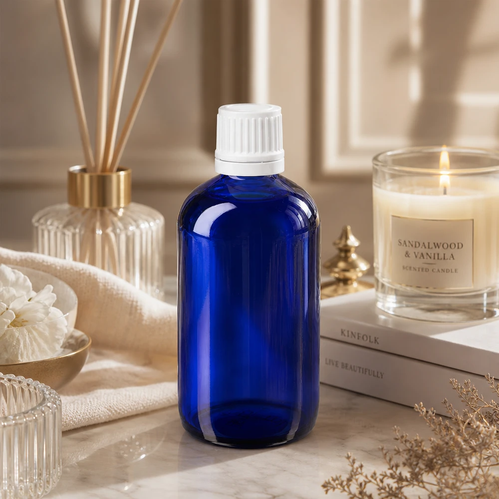 Apothekenflasche blau 100ml Schraubverschluss weiß Originalitätsverschluss Kobaltblaue 100ml Glasflasche mit weißem OV-Verschluss in eleganter Spa-Atmosphäre mit Raumduft