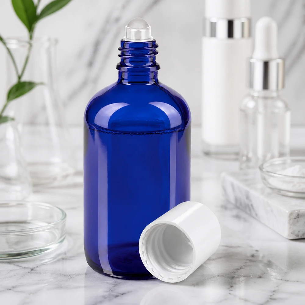 Apothekenflasche blau 100ml Roll-On Verschluss weiß Kobaltblaue Roll-On Flasche 100ml mit transparenter Kugel und geöffnetem weißen Verschluss