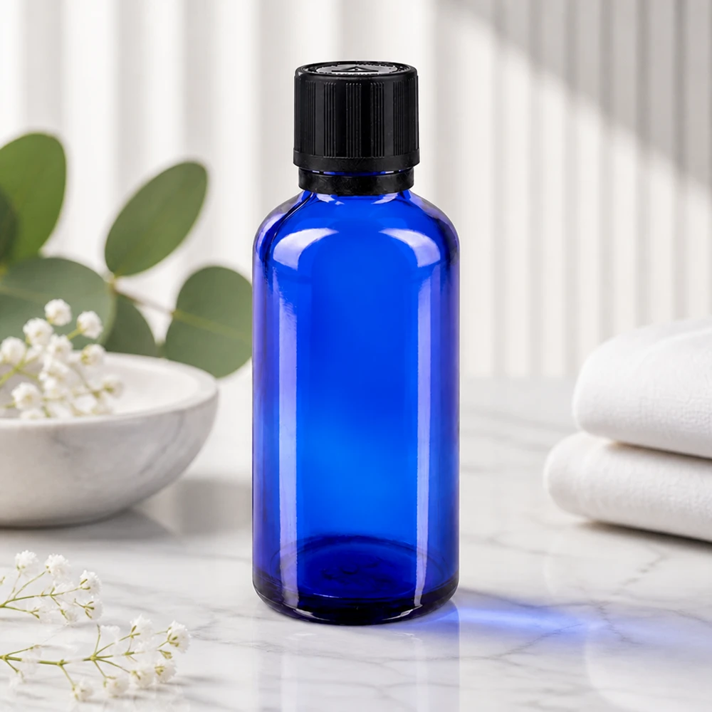 Kobaltblaues Apothekerfläschchen 50ml mit kindersicherem Verschluss in eleganter Wellnessumgebung