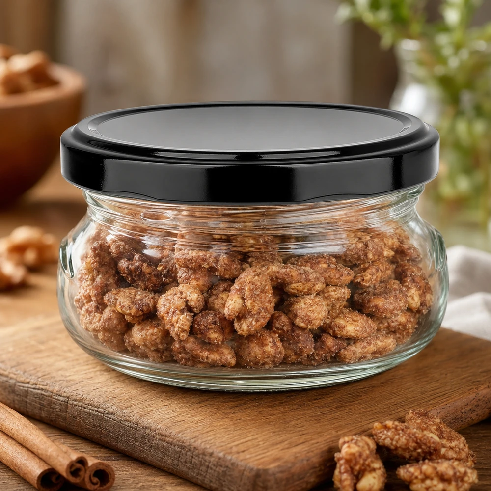 120ml Terrinenglas + BasicSeal Deckel schwarz UNiTWIST 120ml Terrinenglas mit gerösteten Nüssen befüllt, schwarzer Deckel, Zimtdekoration auf rustikalem Holzbrett