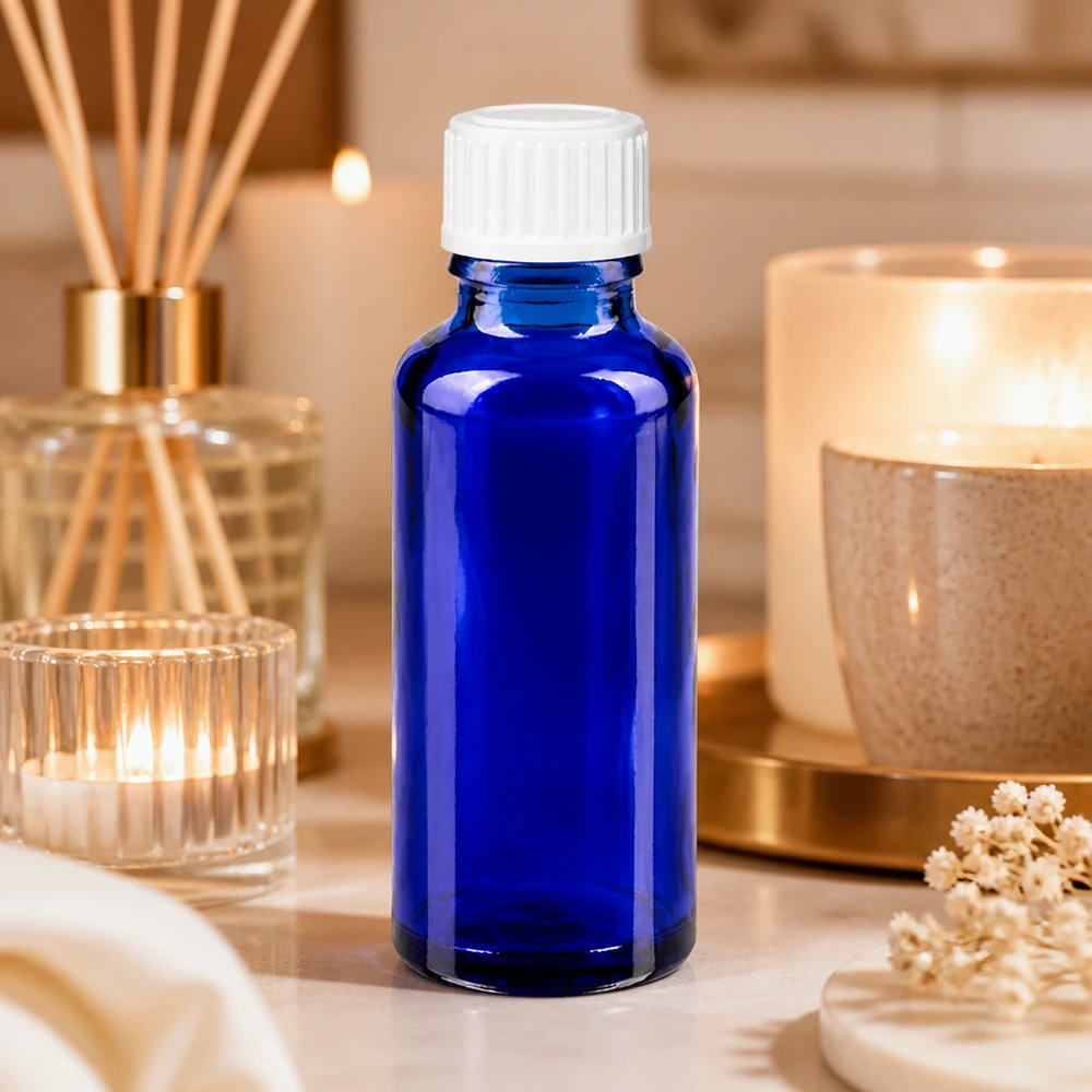 Apothekenflasche blau 30ml Schraubverschluss weiß Standard Kleine blaue Apothekerflasche 30ml mit Standardverschluss in entspannter Wohlfühlatmosphäre