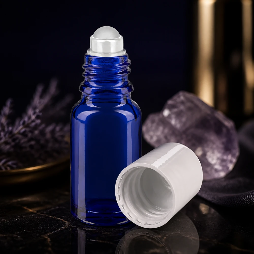 Blaue 10ml Roll-On Flasche aus hochwertigem Apothekerglas mit abgenommenem weißen Deckel