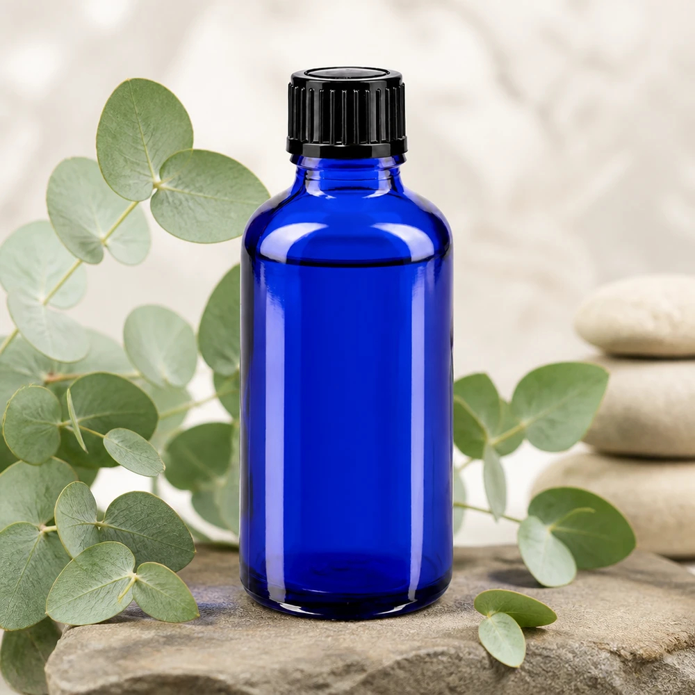Apothekenflasche blau 50ml Tropfverschluss 1mm schwarz Standard Kobaltblaue Tropfflasche 50ml STD mit schwarzem Verschluss zwischen Eukalyptuszweigen