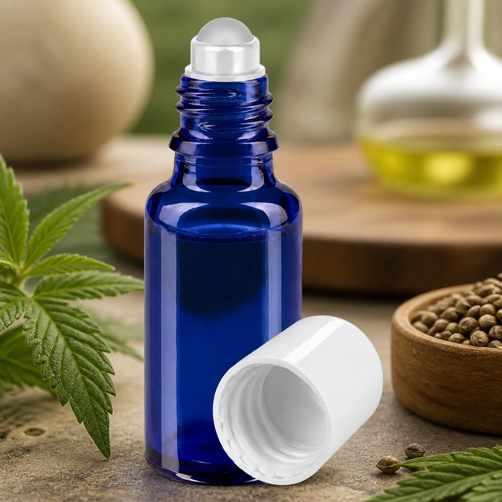 Kleine blaue Apothekerglasflasche 20ml mit Roll-On Applikator und abgenommenem weißem Deckel