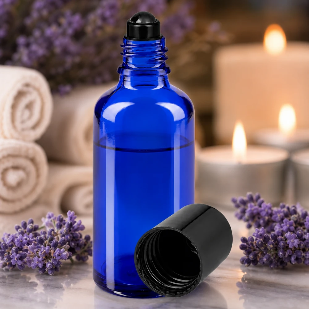 Blaue 50ml Dosierflasche mit schwarzer Rollkugel umgeben von Lavendelblüten und Kerzen