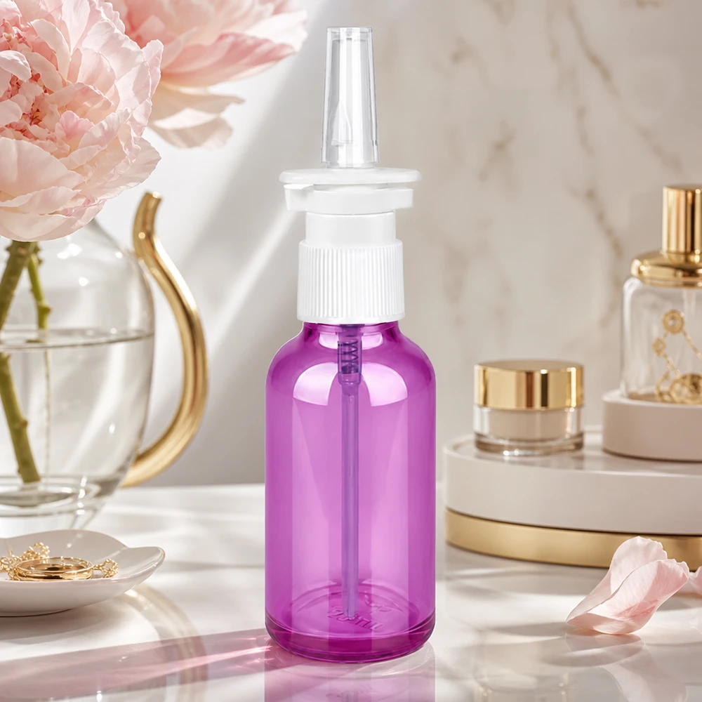 30ml Nasensprayflasche weiß/transparent Standard PurpleLine. UT18/30 Ergonomische 30ml Sprayflasche für Nasenpflege mit präzisem Sprühmechanismus in elegantem Violett-Ton